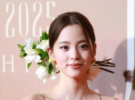 欧阳娜娜亮相2025中国时尚产业盛典红毯活动-银马资源分享网